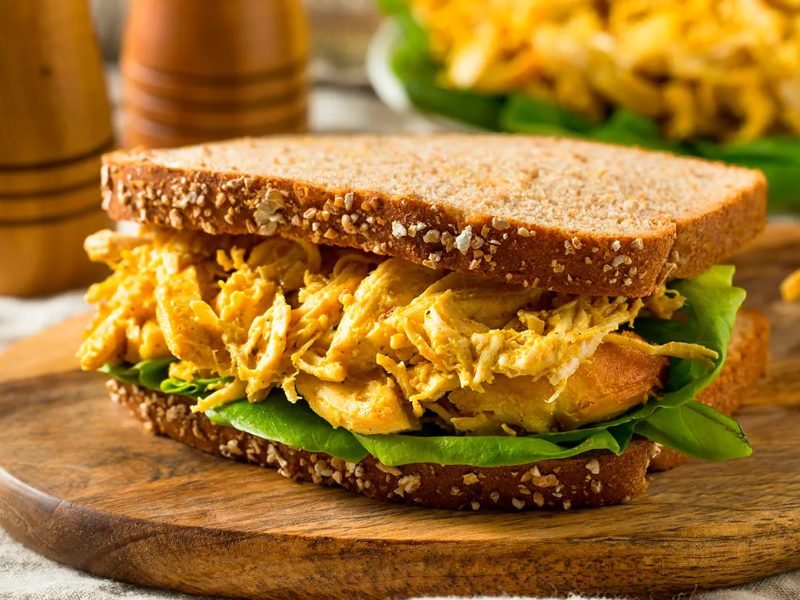 Sándwich de pollo al curry